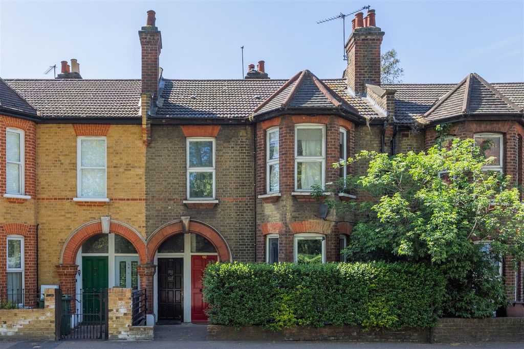 Property photo 1 of 25 Markhouse Road, E17