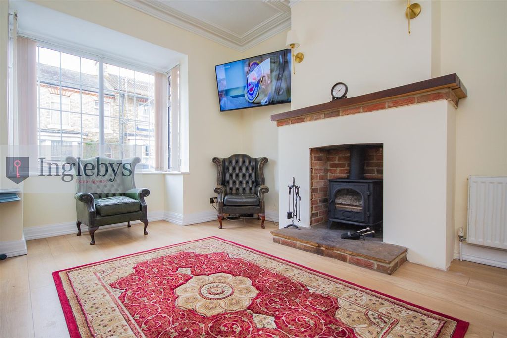 Property photo 2 of 33