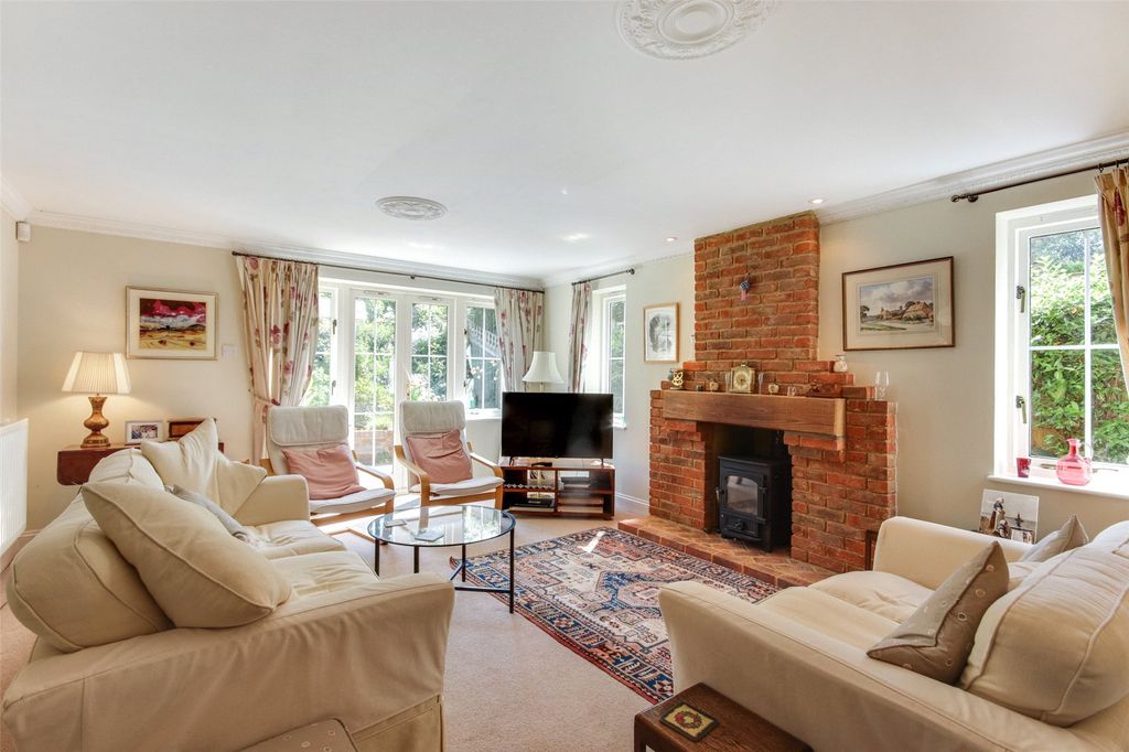 Property photo 2 of 18 Sitting Room