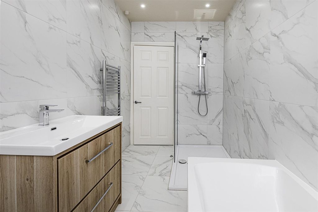 Property photo 3 of 31 House Bathroom