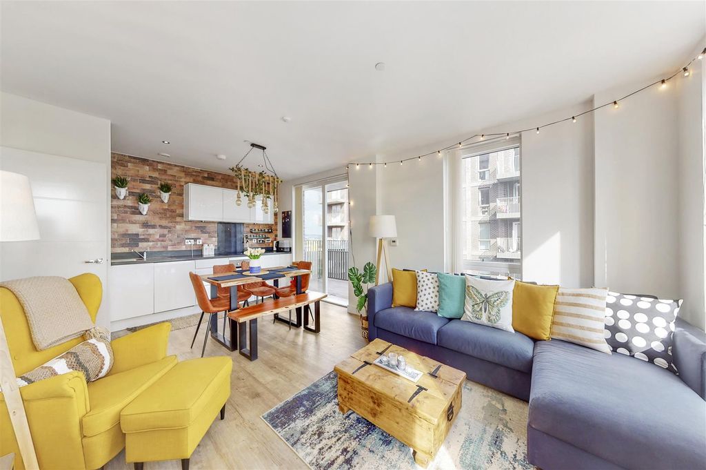 Property photo 2 of 11 Flat 97, Chesterton House - Sdt6Yd2Rhjljgvzqhgaw.J