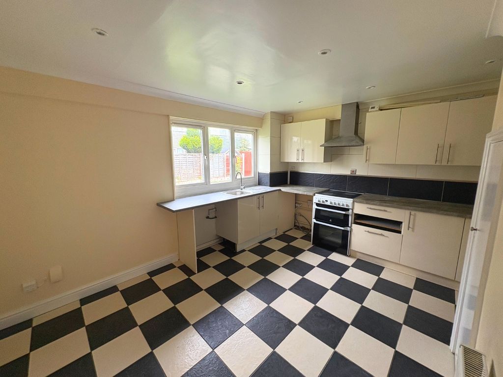 Property photo 2 of 6 Kitchen