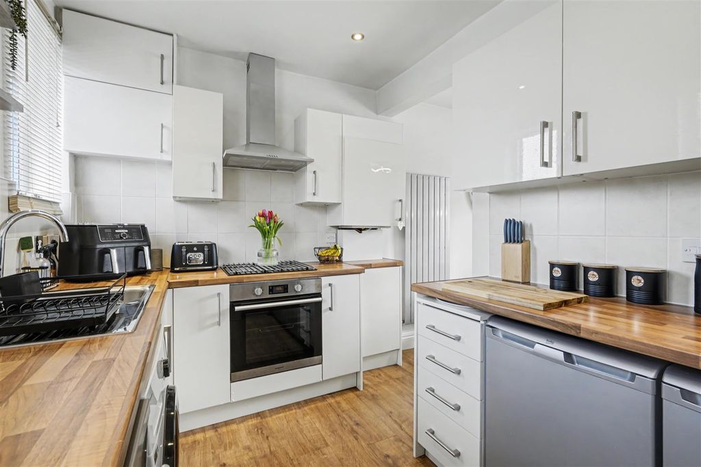 Property photo 3 of 19 Kitchen