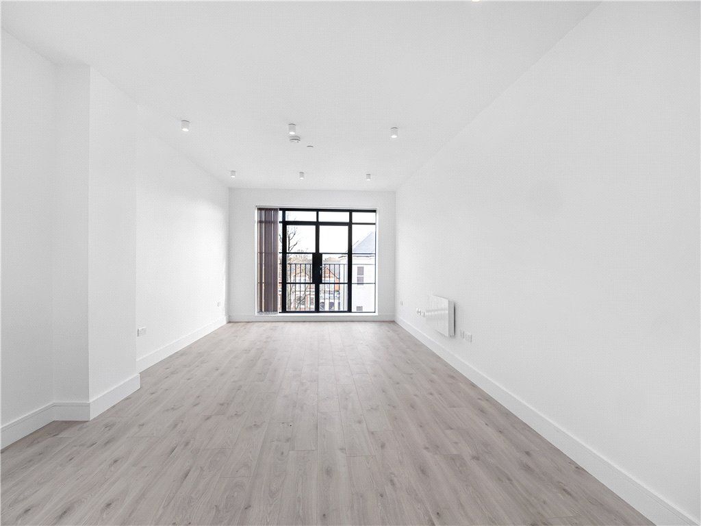 Property photo 3 of 18 Kitchen