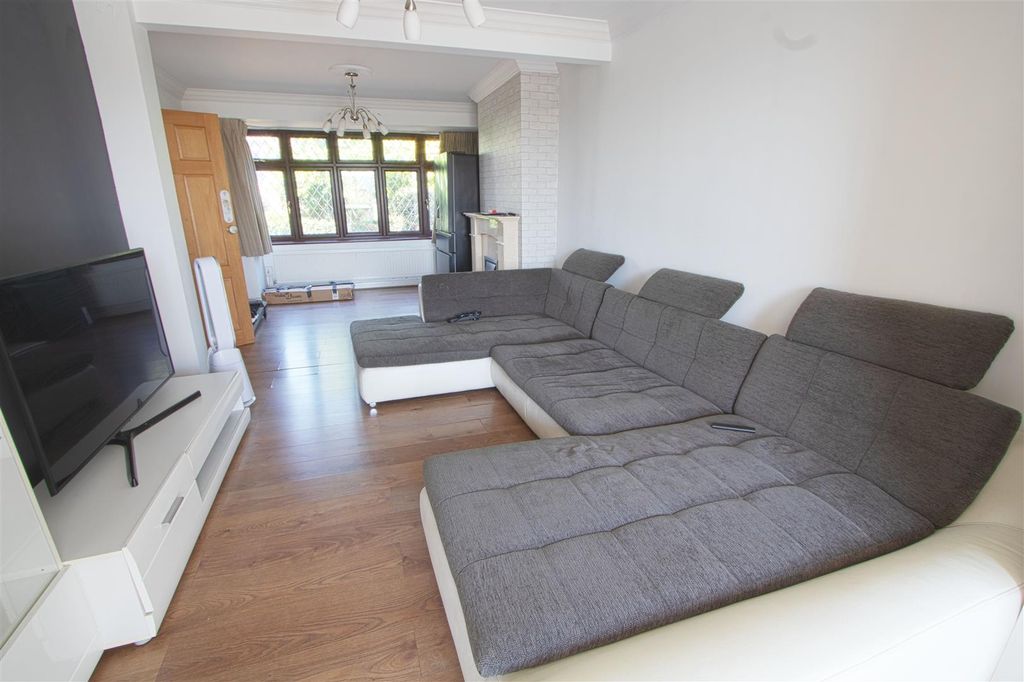 Property photo 3 of 13 Lounge
