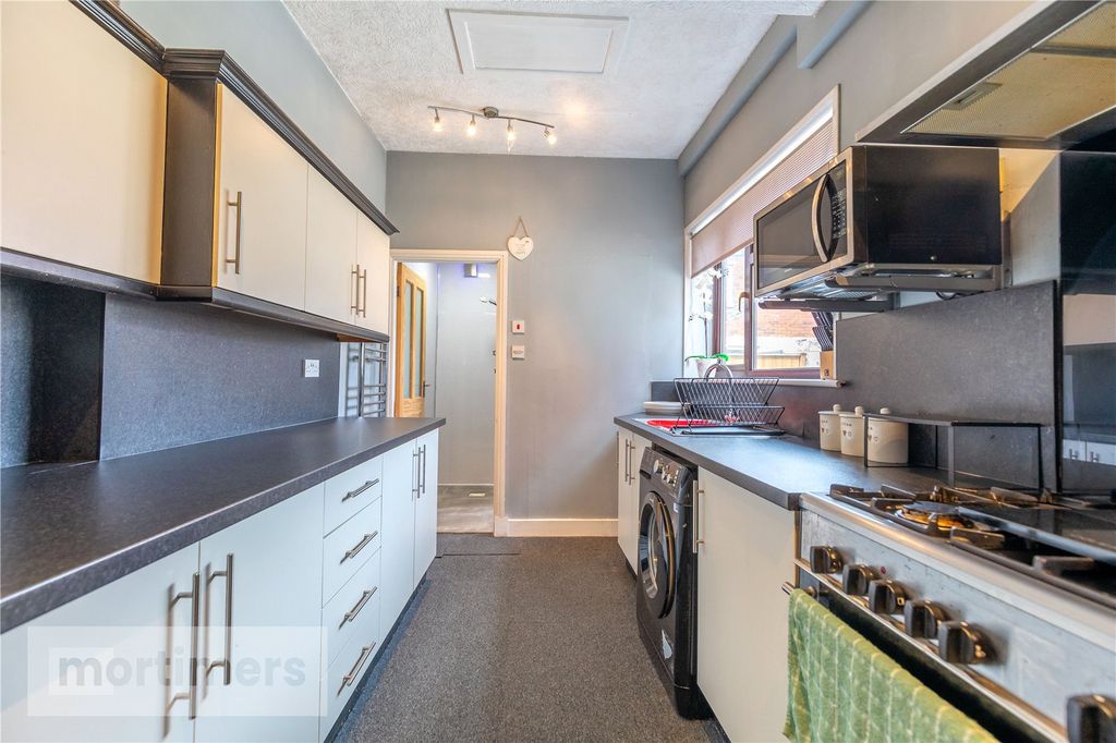 Property photo 3 of 19 Kitchen