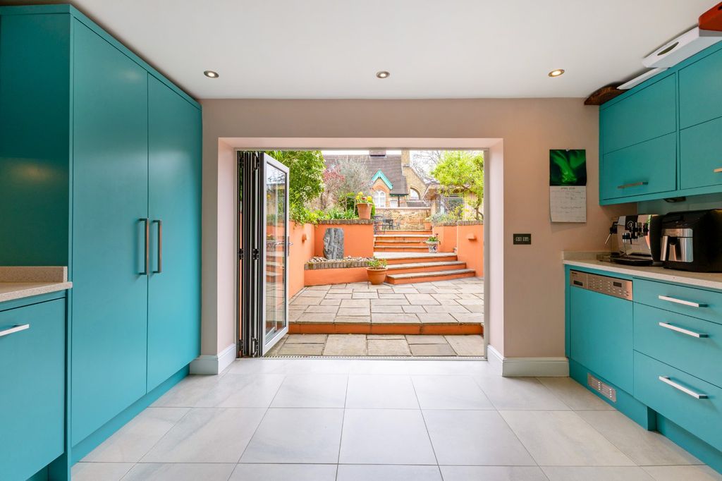 Property photo 3 of 16 Kitchen/Garden