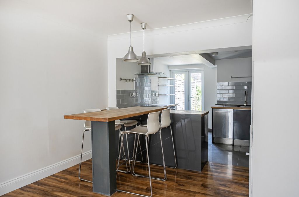 Property photo 3 of 9 1482366-30-6A3537...