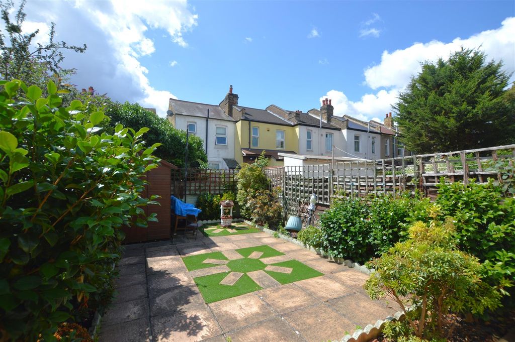 Property photo 3 of 13 35 Livingstone Road Garden.Jpg