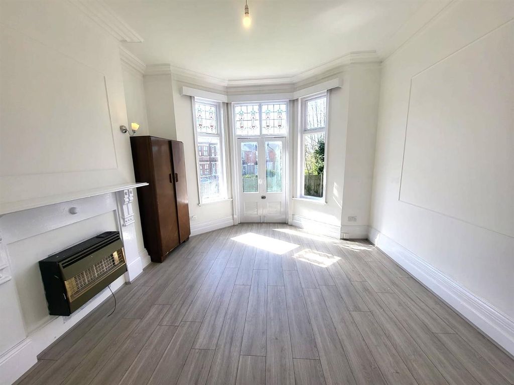 Property photo 3 of 12 Studio Pic 2