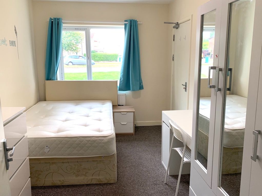 Property photo 3 of 22 Bright And Tidy Double Bedroom Featuring A Comfort...