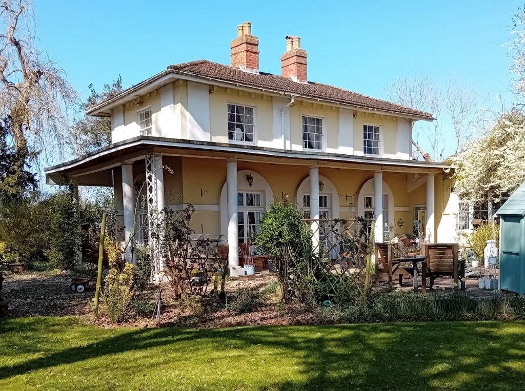 Property photo 2 of 32