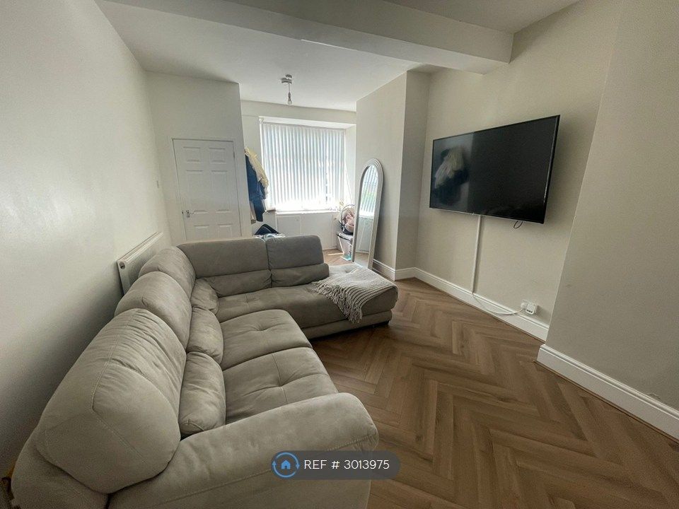 Property photo 3 of 12 Living Room i