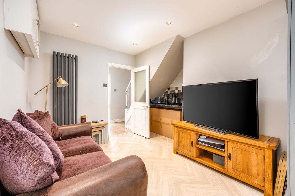 Property photo 3 of 29 06