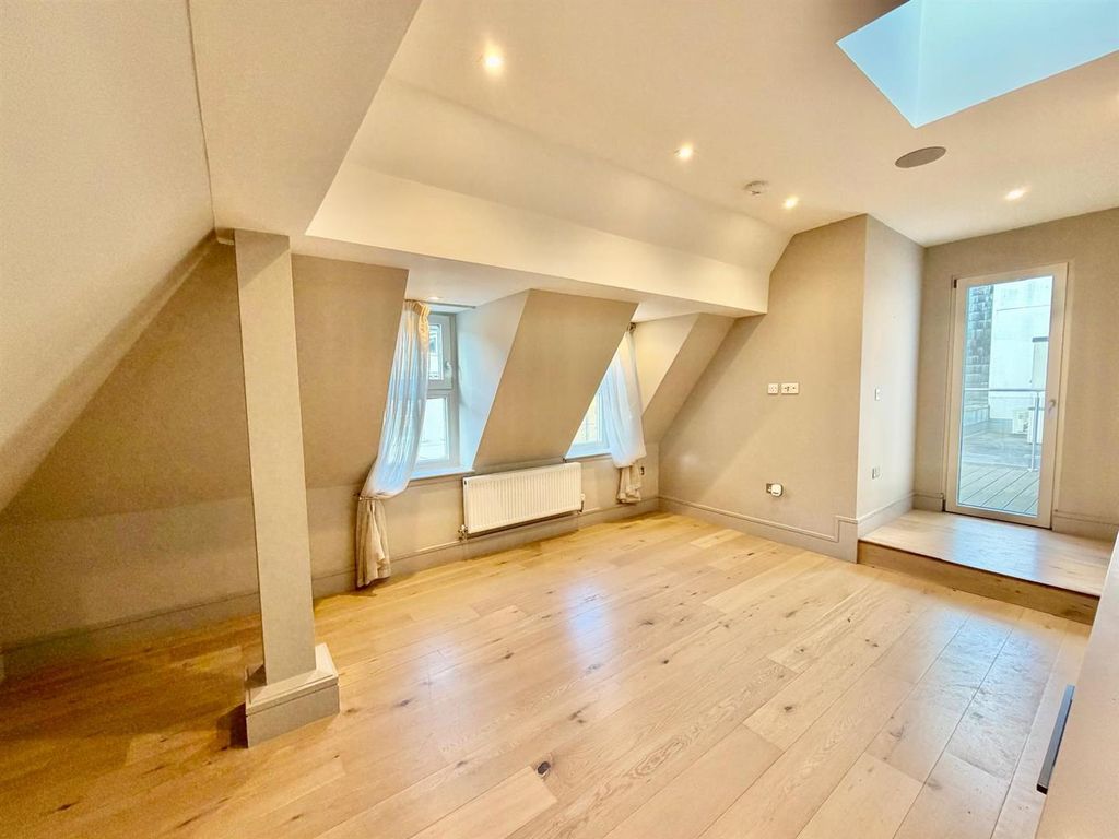 Property photo 3 of 10 20 Q Lounge 1.Jpg