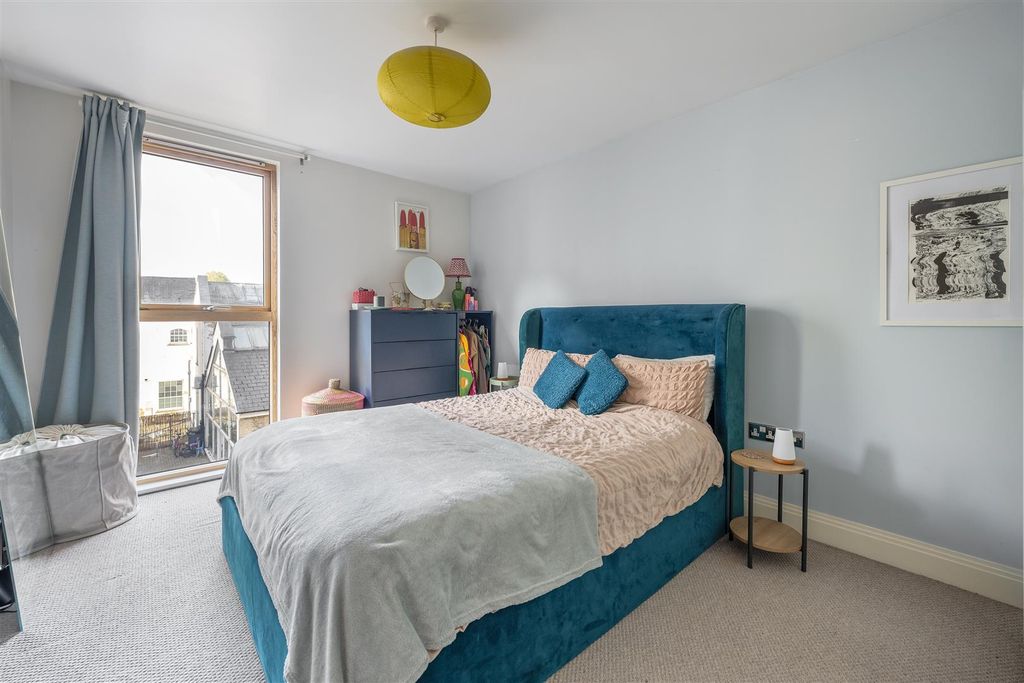 Property photo 3 of 14 Lea Bridge Road, E5