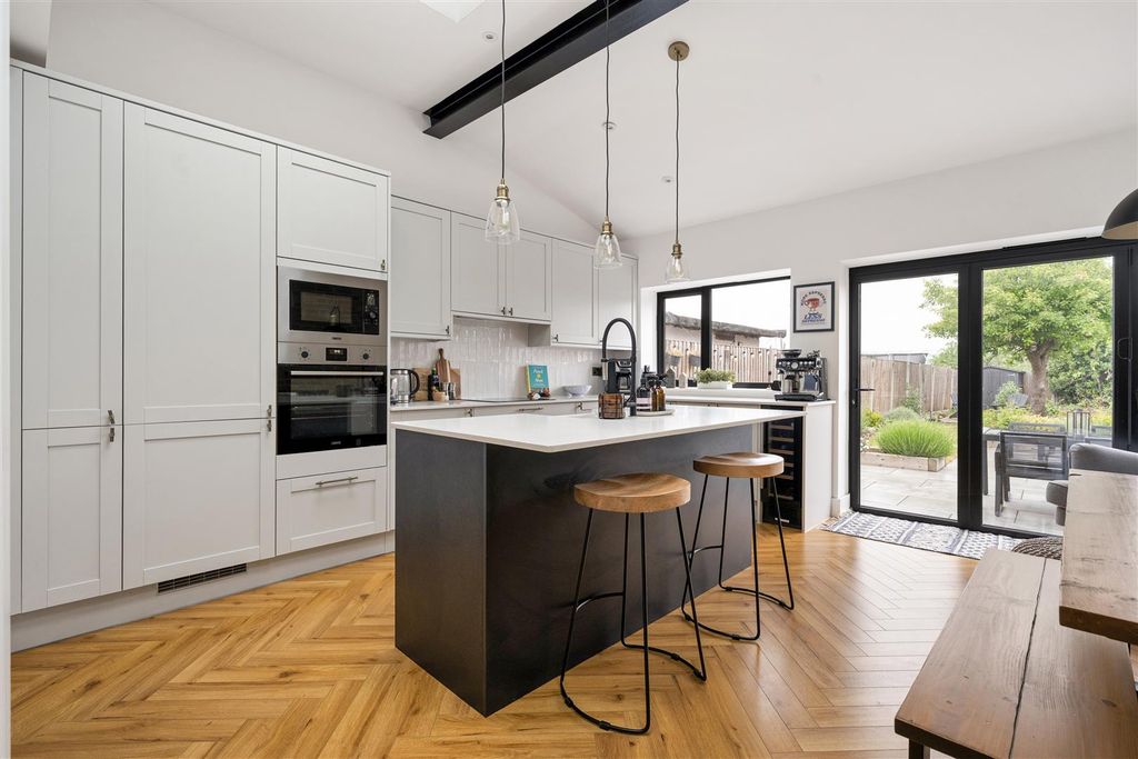 Property photo 3 of 24 Overton Road, E10
