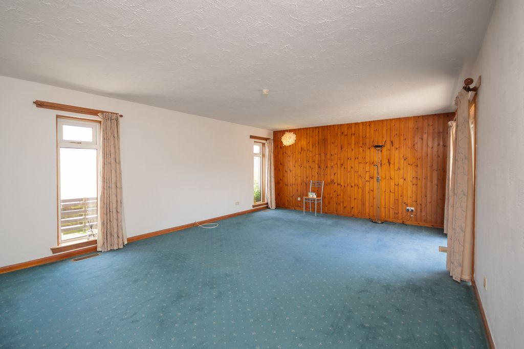 Property photo 2 of 34 Lounge