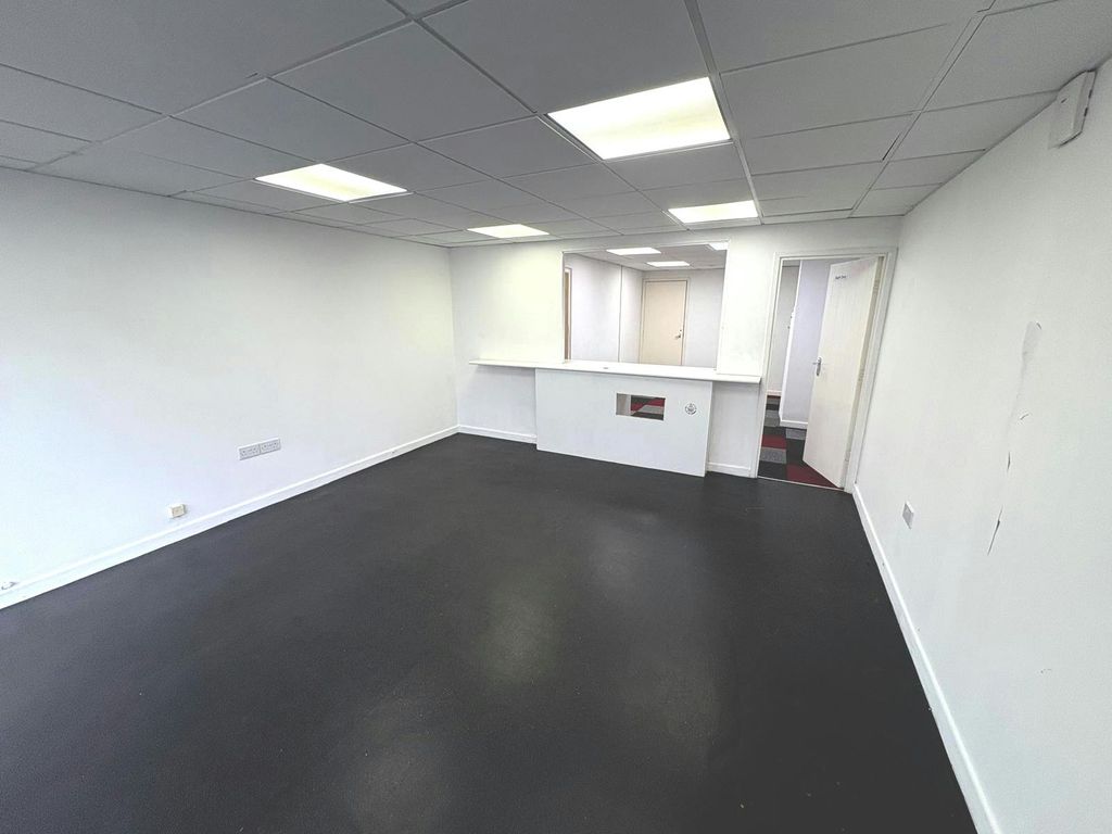 Property photo 3 of 5 573 Wimborne Road1 E.Jpg