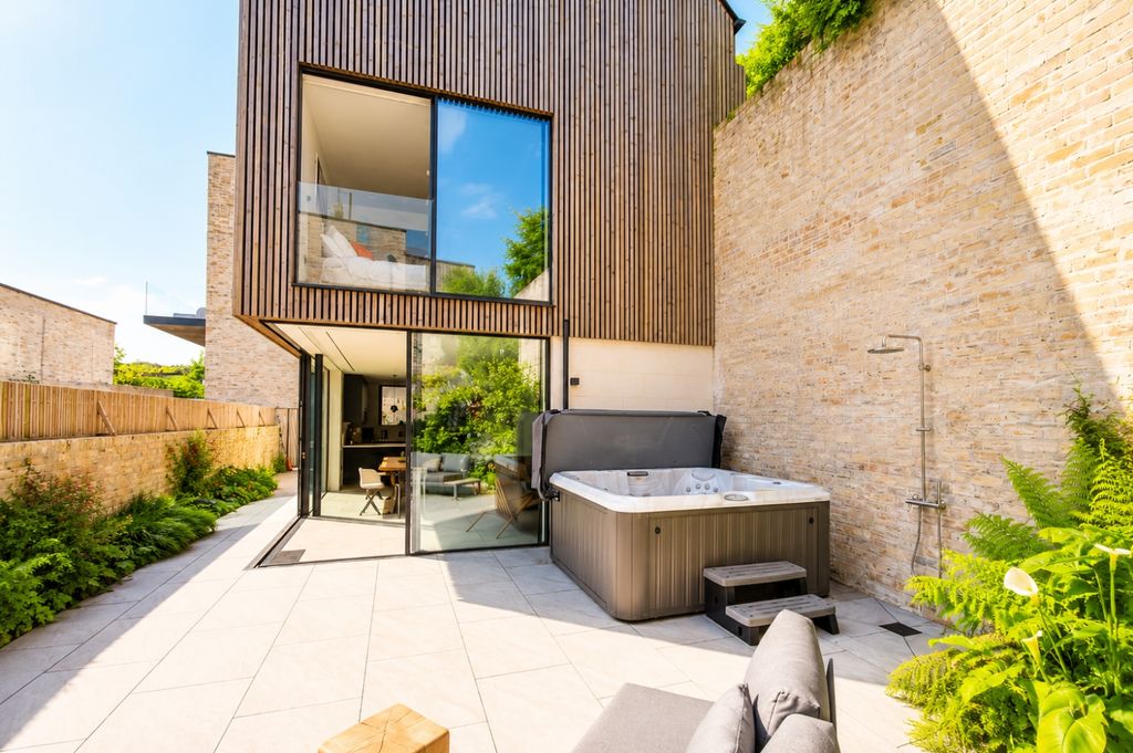 Property photo 3 of 14 87956F5B-c820-41A7-Bb9B-70d701785900