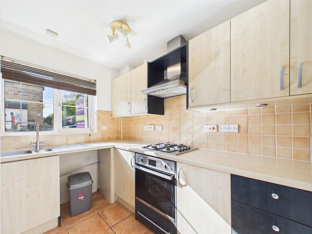 Property photo 3 of 10 Kitchen