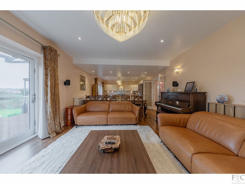 Property photo 2 of 28