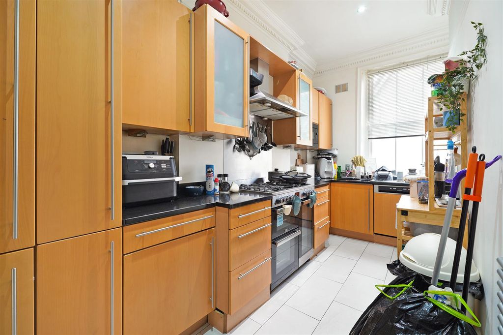 Property photo 3 of 8 Kitchen