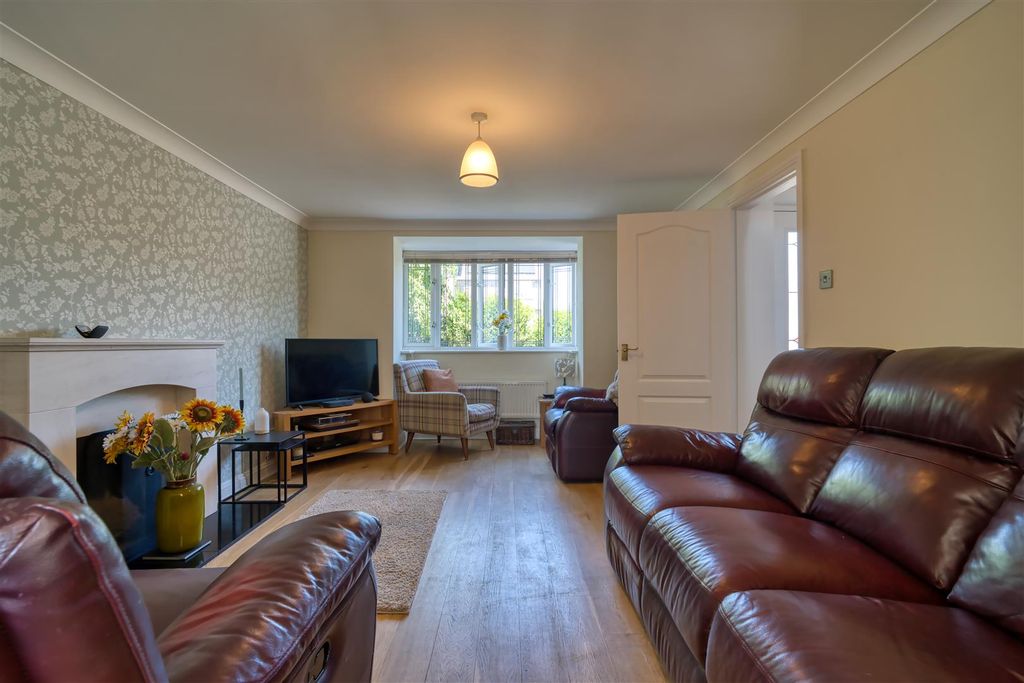 Property photo 3 of 11 Sitting Room