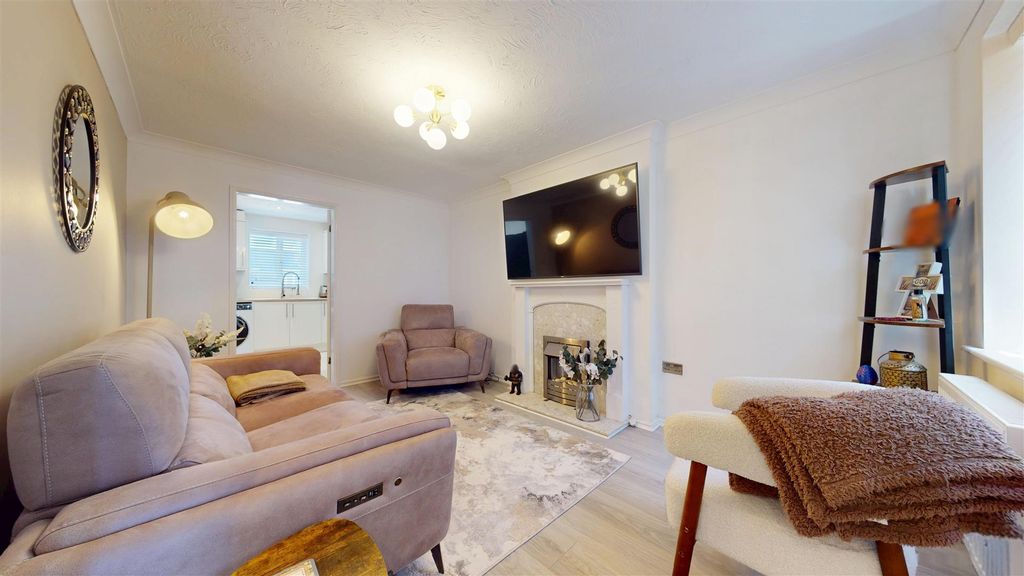 Property photo 2 of 22 Knights Grange Living Room