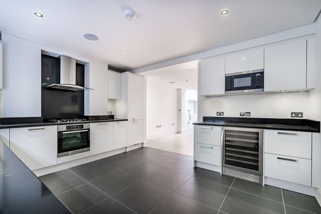 Property photo 3 of 17 Kitchen