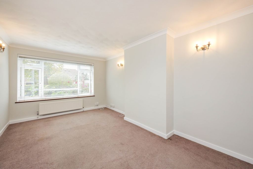 Property photo 3 of 10 Living