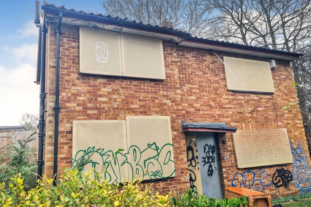 Property photo 1 of 12 45 Turkey Street, Enfield, En3 5Tt