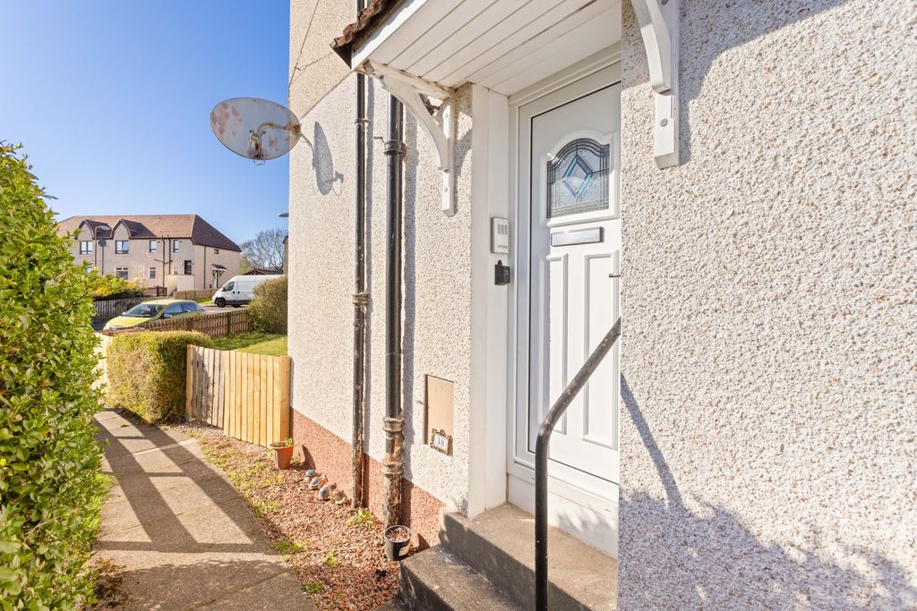 Property photo 2 of 11 38 Riddochhill Crescent 03