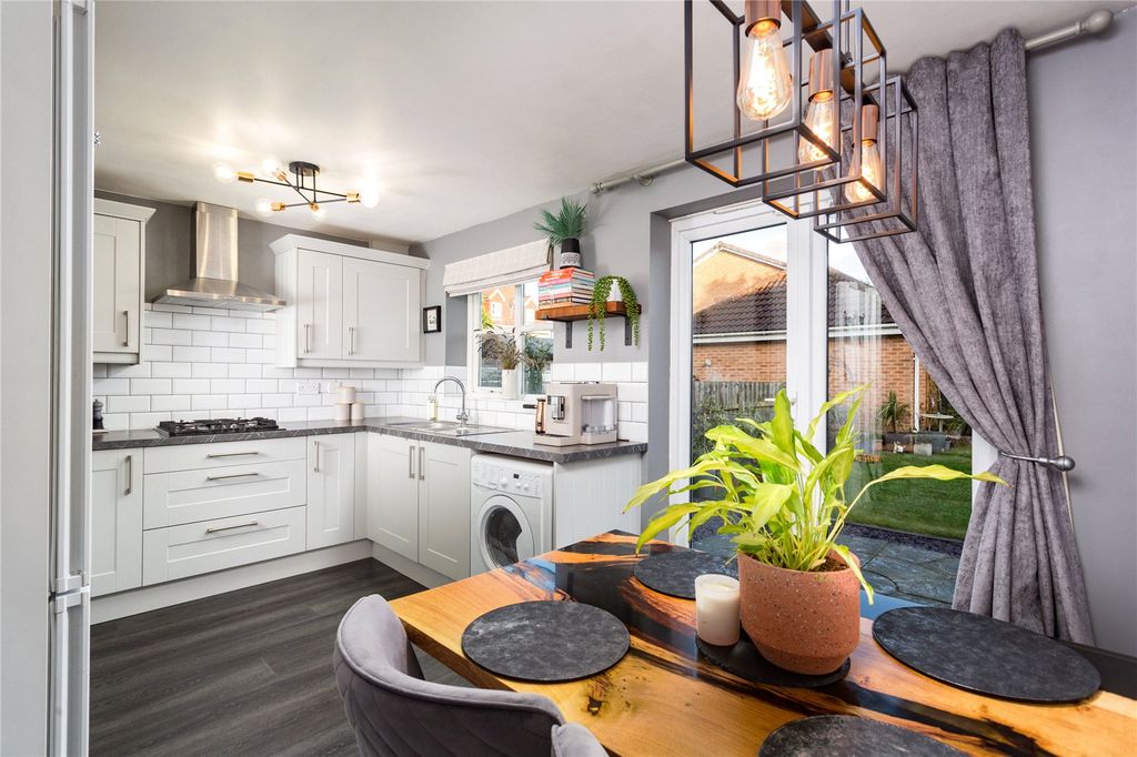 Property photo 2 of 17 Photos