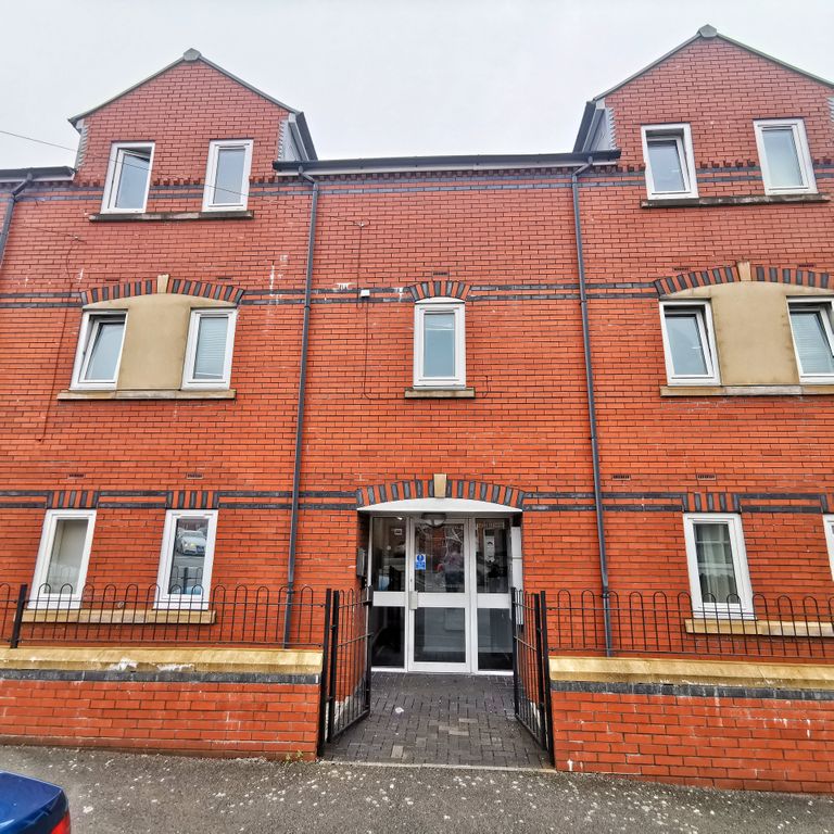 Property photo 1 of 7 Front 1 Flat 3 6A