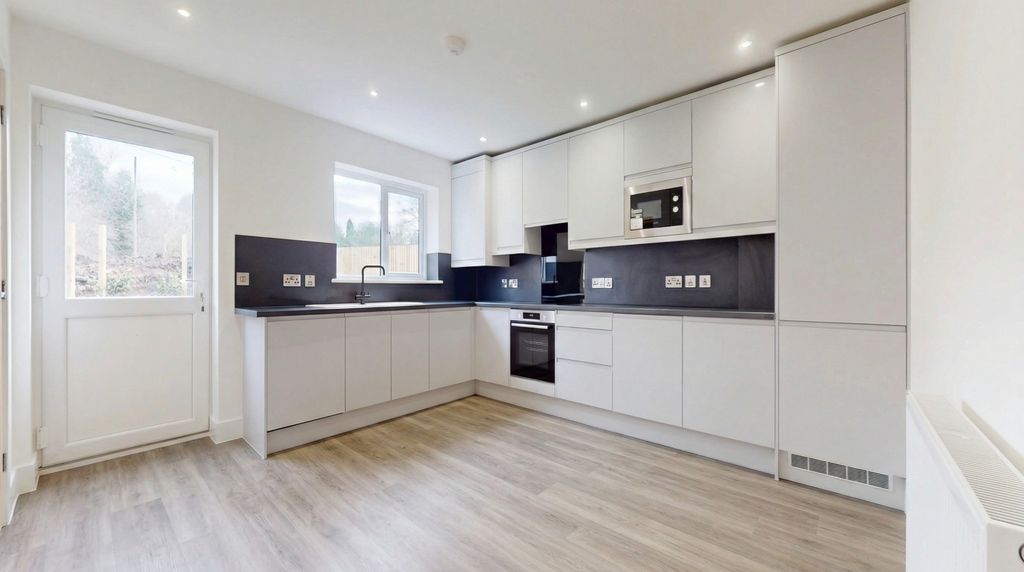 Property photo 2 of 14 4555163