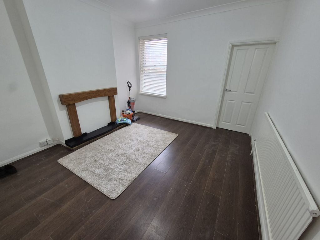 Property photo 3 of 10 Dining Room