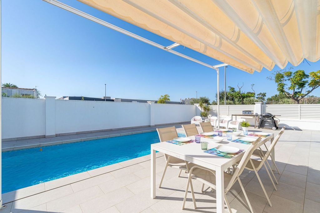 Property photo 1 of 20 Beautiful Single-Storey Villa With Pool, South And Tourist License!