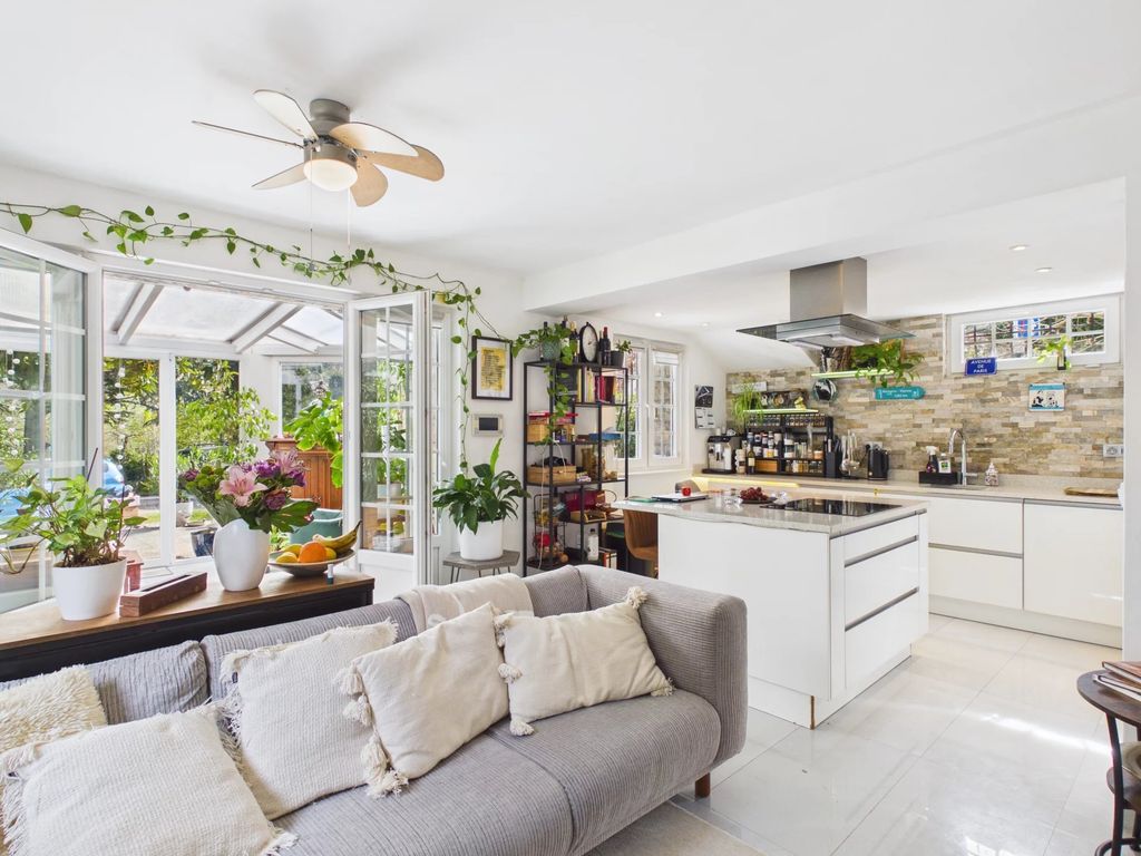 Property photo 3 of 27