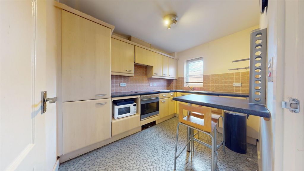 Property photo 3 of 10 Kitchen