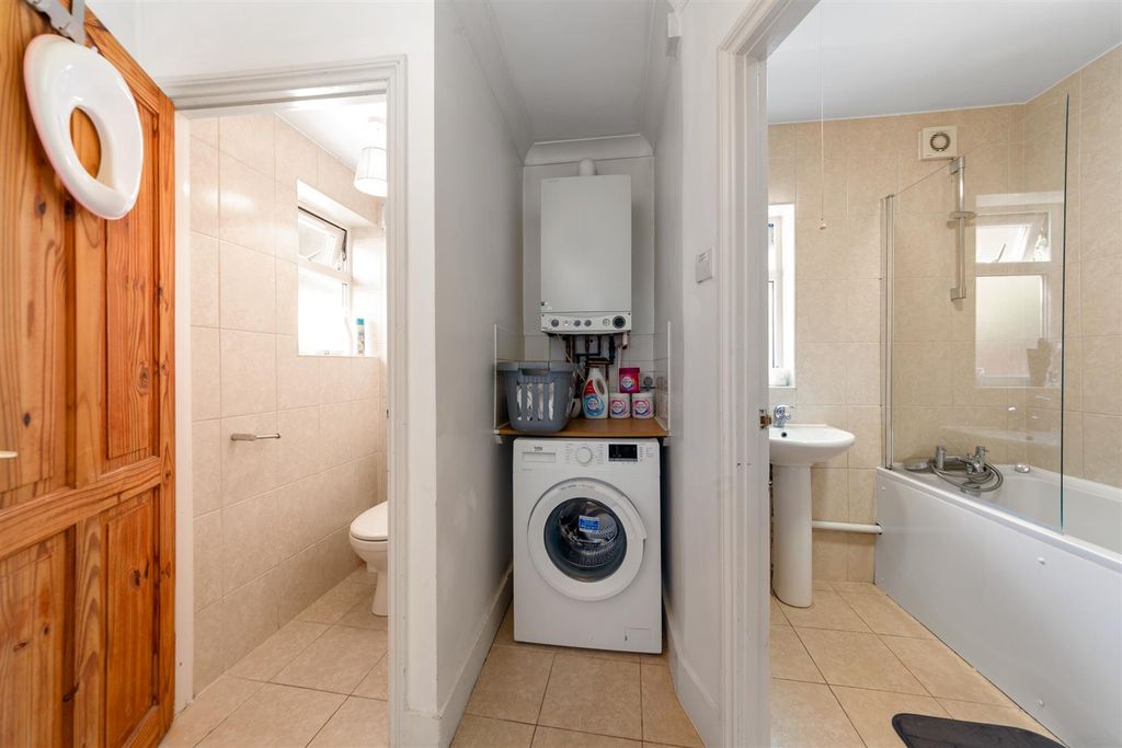 Property photo 3 of 9 5 Sellincourt Road, Sw17 9Rx-7.Jpg