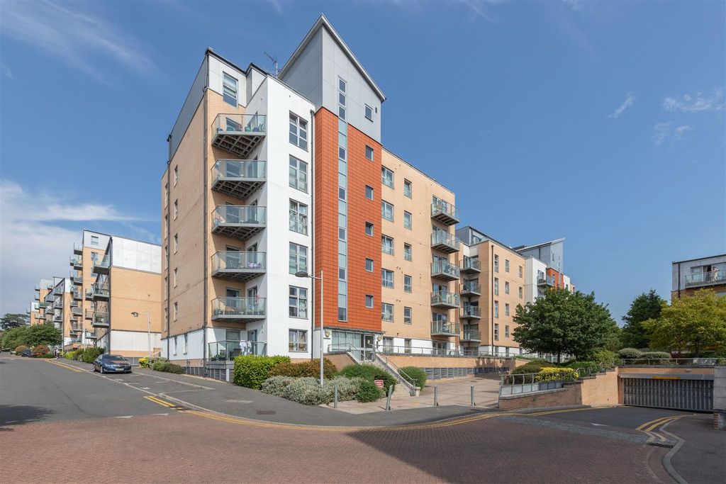 Property photo 1 of 25 Queen Mary Avenue, E18