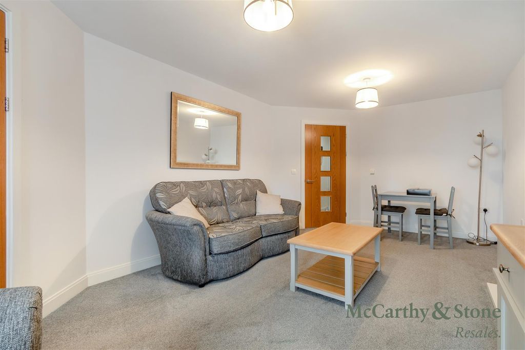 Property photo 3 of 19 8704442-Interior02.Jpg