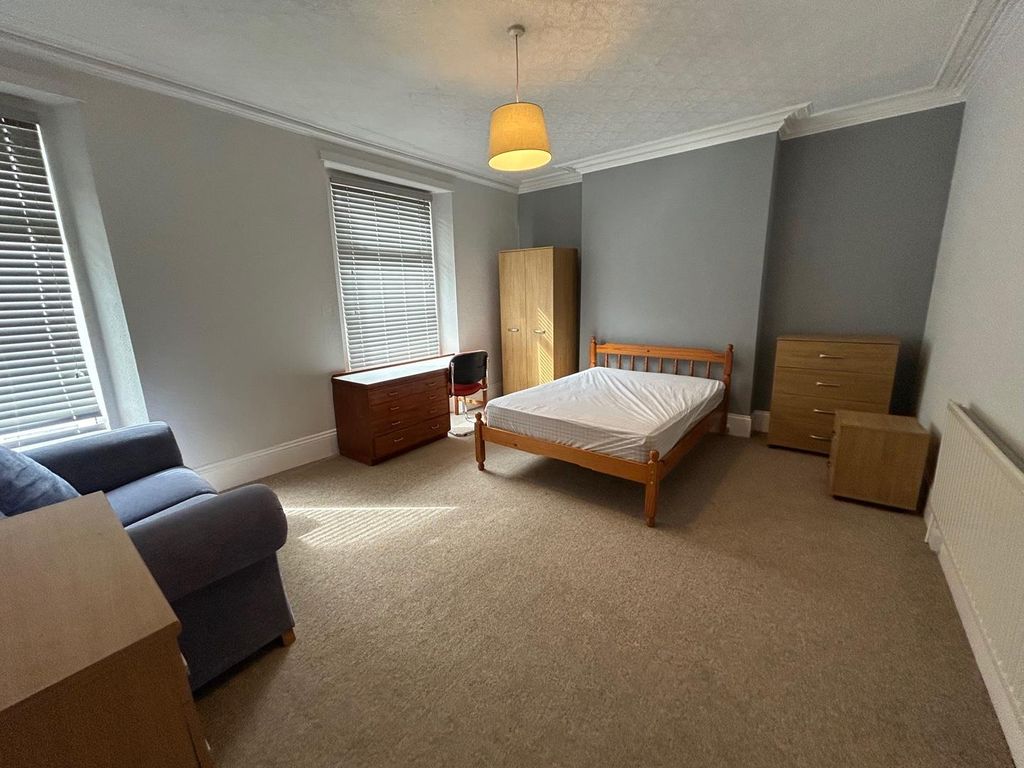 Property photo 3 of 15 Room 4