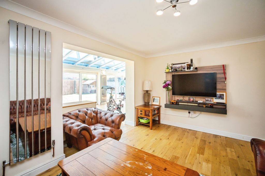 Property photo 3 of 14 Lounge