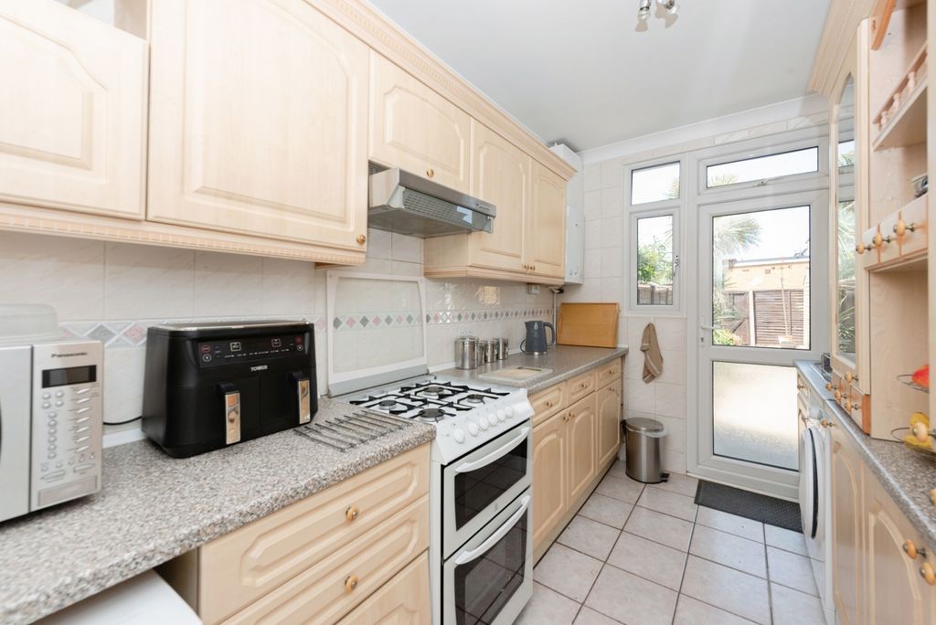 Property photo 2 of 8 Kitchen