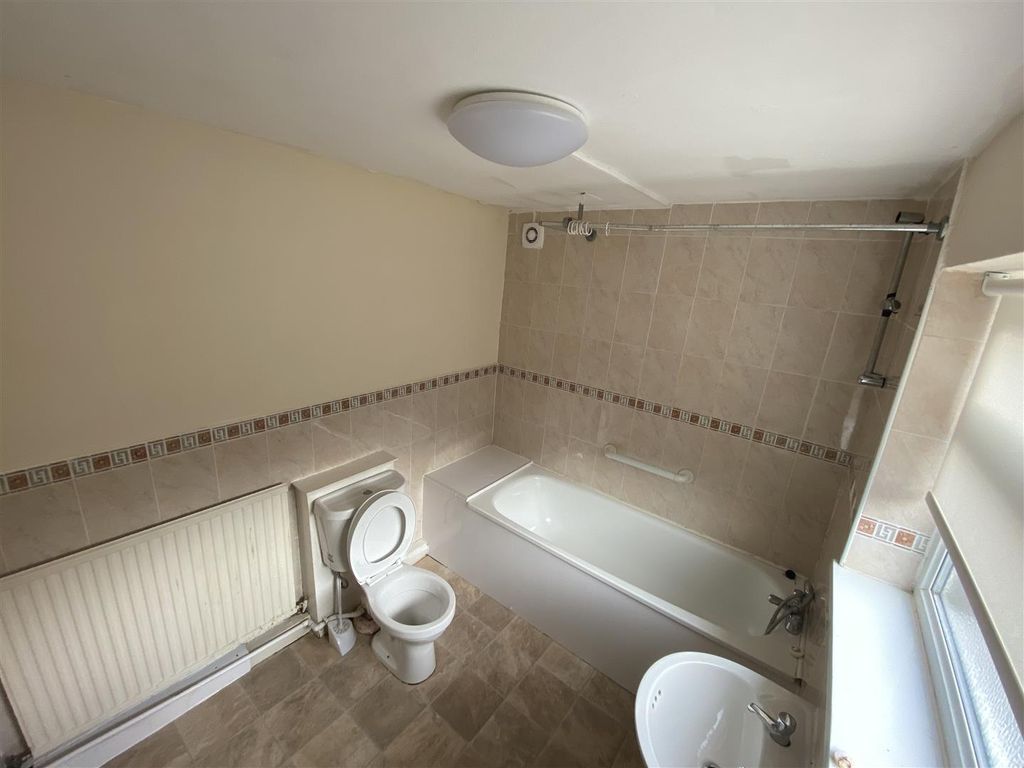 Property photo 3 of 10 Bathroom