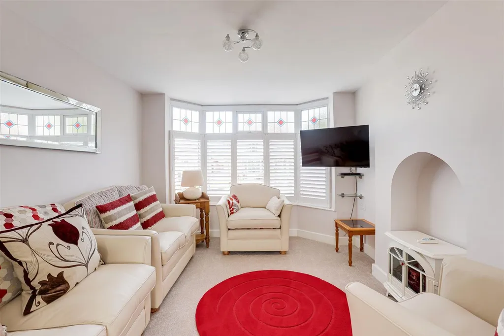 House in Gedling, Nottinghamshire - More