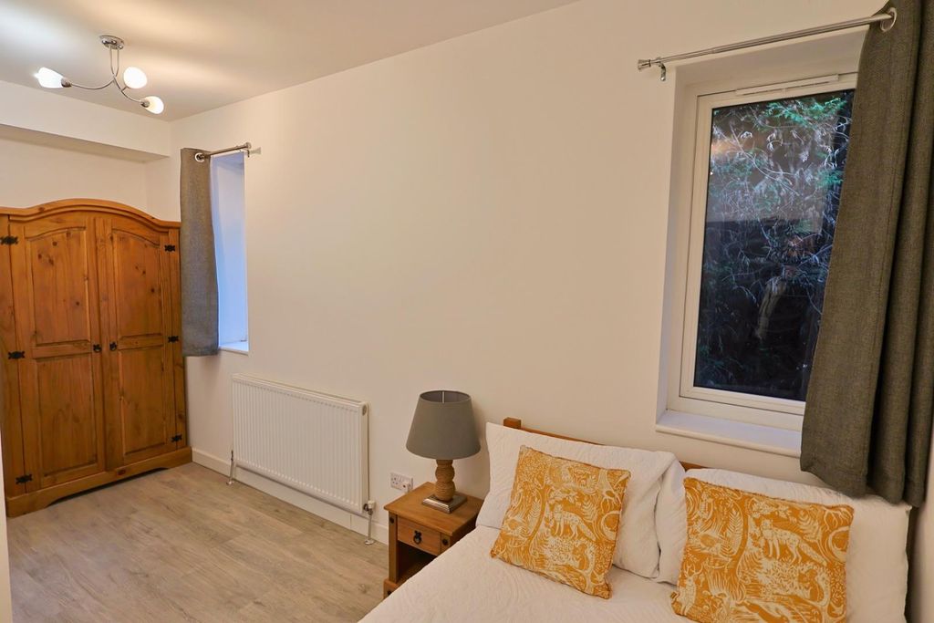 Property photo 2 of 8 Room 3