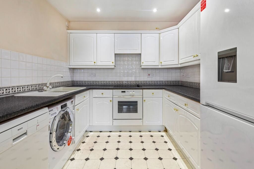 Property photo 2 of 9 Kitchen